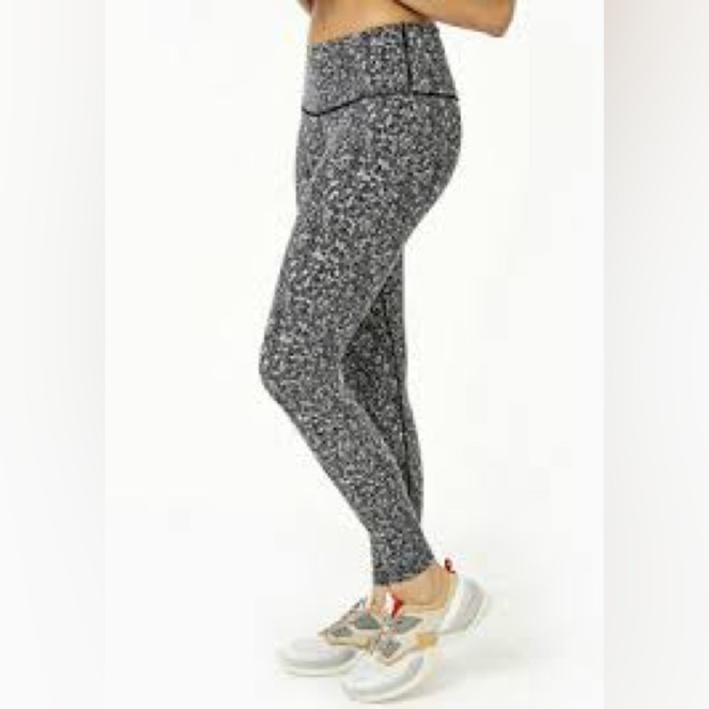 Varley Cloudy Gray Leggings Est. Size Medium 24 Inches EUC‎